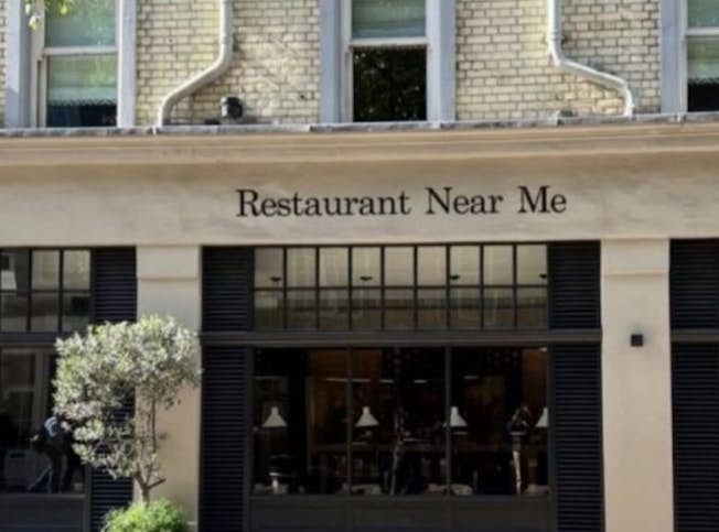 Foto de uma placa dizendo Restaurante Perto de Mim